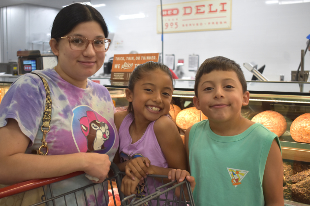 Stacy Recio shopped at the deli with her children, Azaliyah and Alek. Photo by Katherine Anthony