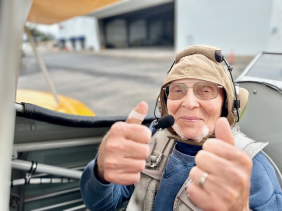 Navy veteran Earl McGeorge gives two thumbs up for his DreamFlights experience.