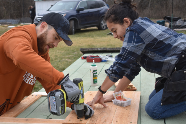 Goodwater parents Lane White and Maria Melo help construct the new coop. (Photos by Katherine Anthony)