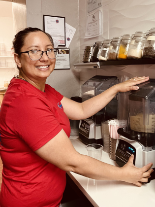 Hydrate General Manager Nicole Harris makes a smoothie. Photo by Linda Dwyer