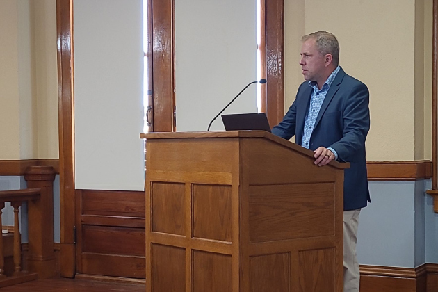 Chief Information Officer Richard Semple presents an update on the county computer-aided dispatch system Unify during Commissioners Court at the September 26 meeting. Photo by Nalani Nuylan.
