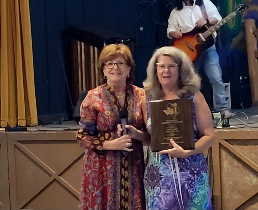 Florence Chamber of Commerce President Peggy Morse, left, presents the Citizen of the Year Award to Lesa Ragsdale, right, at the annual Chamber Gala on Saturday, September 23, in Reunion Ranch. Photo by Nalani Nuylan.
