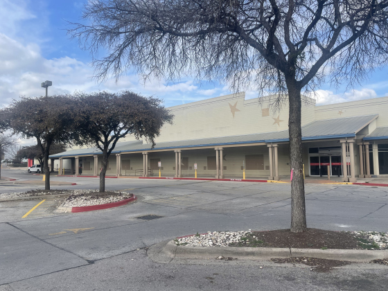 This building was the former home of the Georgetown HEB before it moved to its current and bigger location. It will now be a Flor & Decor. (Photo by Nicolas Cicale)