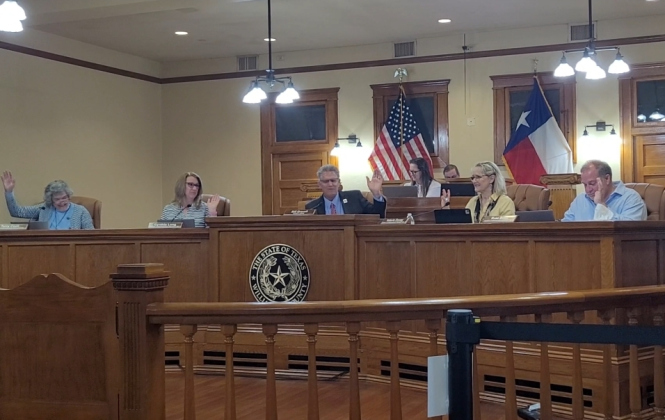 The Williamson County Commissioners vote to approve the minutes during the April 16 meeting at the historic courthouse. Photo by Nalani Nuylan.