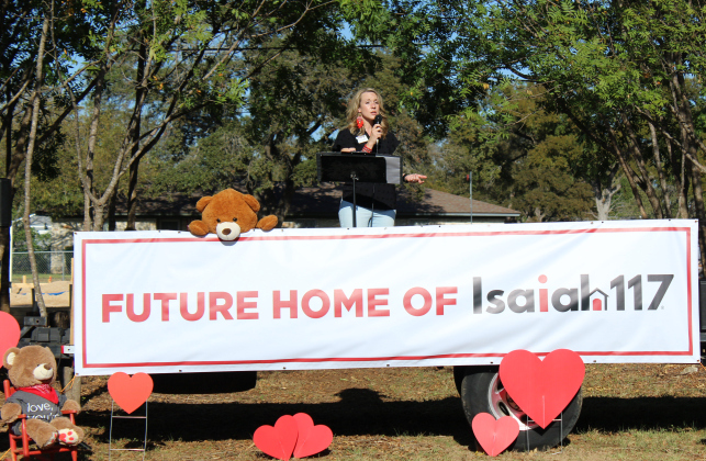 Location Leader Tara Thornton gives a speech, thanking the 100 volunteers who came to celebrate the groundbreaking. Photo by Nalani Nuylan.