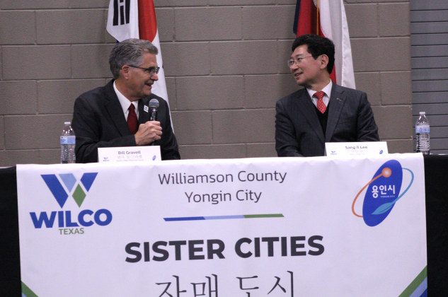 Judge Gravell welcomes Mayor Sang il Lee to Williamson County.
