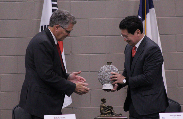 Mayor Lee gifts Judge Gravell with a wooden vase from South Korea. During Mr. Gravell’s trip in September, Mr. Lee presented him with another vase with a dragon painted on it.