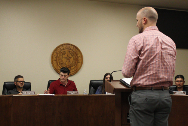 Accountant Phil Vaughan, front right, presents the city’s annual financial report to Jarrell City Council, April 1. Photo by Nalani Nuylan.