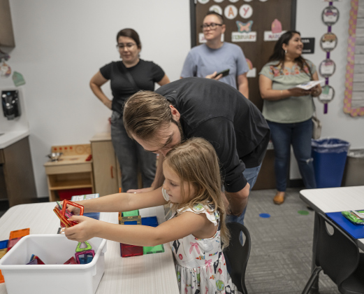 James Lincoln says goodbye to his kindergartner daughter Amelia, 5, as she prepares for class on the first day of school at Annie Purl Elementary School on Thursday, August 14, 2025.  Annie Purl has 650 students enrolled this academic year.    Photo by Andy Sharp.