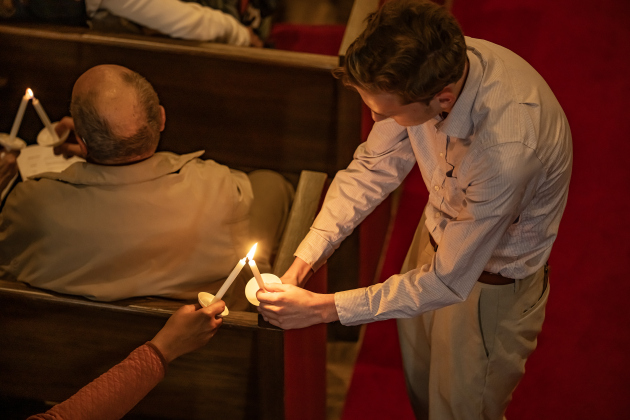 Attendants help light attendee’s candles during the Southwestern Candlelight Service, The Service of Lessons and Carols, held at Southwestern’s Lois Perkins Chapel on Thursday, December 4, 2025.  T