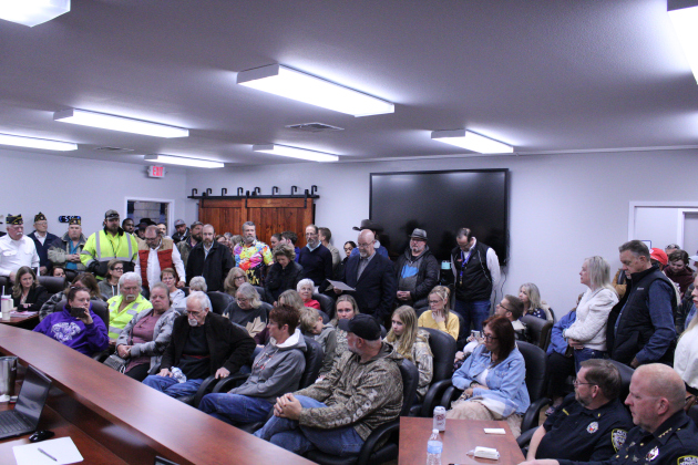 More than 100 community members spill out of Florence City Hall. Photos by Nalani Nuylan..