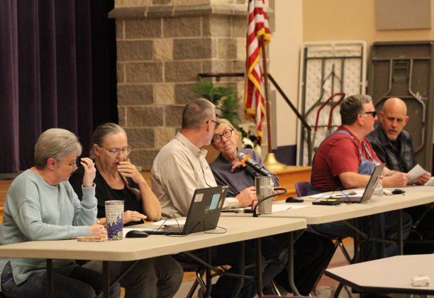 Florence City Council members talk amongst themselves after returning from consulting with the city’s attorney in Executive Session. Photo by Nalani Nuylan.