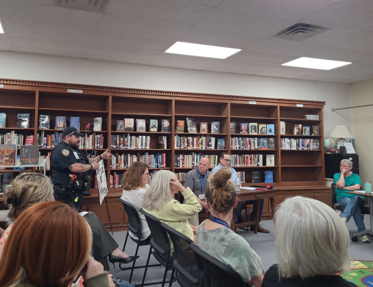 Former Florence Police Officer Casey Schreiber speaks to Florence City Council during public comment in favor of Mr. Thompson. Photo by Nalani Nuylan.