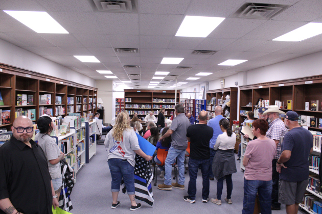The Florence library is filled with residents who support Mr. Thompson, including Constable Kevin Wilkie of Precinct 3. Photo by Nalani Nuylan.