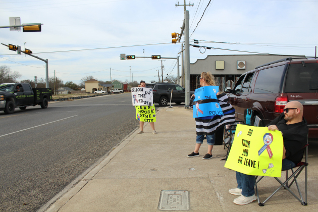 Before the special-called city council meeting, Florence residents Julie Horelica, left, and her aunt Vickie Medlock, right, protest in support of the Florence police department and against the city council on the corner of South Patterson Avenue and East Main Street. At the time the photo was taken, they had been protesting for two and a half hours. Photo by Nalani Nuylan.