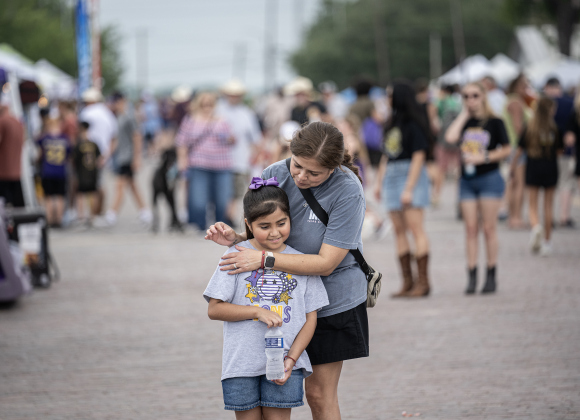 Laura Luna and her daughter Alli, 8, spend quiet time together along West Davilla Street during the 47th Annual Granger Lakefest on Saturday, May 9, 2026.   Photo by Andy Sharp.