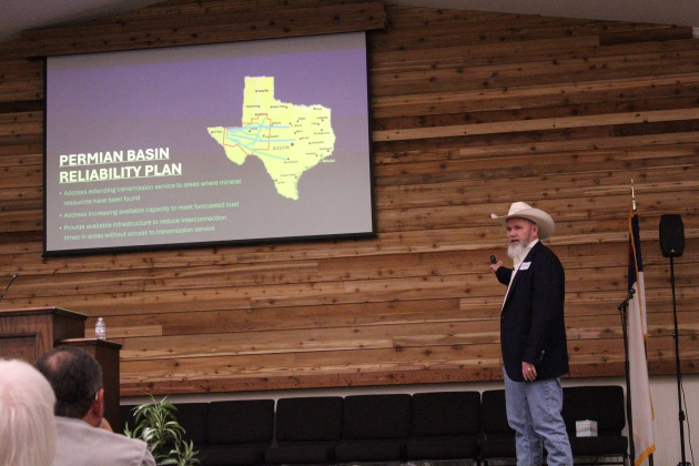 Kevin Kennedy from Mahomet, Texas, in Burnet County, presents what a 765 kV transmission line is and how far they will spread across the state at a town hall in Salado, April 23. Photo by Nalani Nuylan.