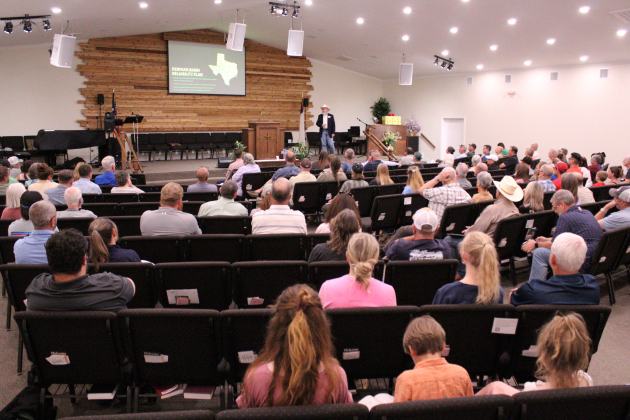 Residents from Salado, Florence and other parts of Central Texas gather at an informational town hall about the Oncor Electric/LCRA 765 kV transmission lines that will run in north Williamson County. Photo by Nalani Nuylan.