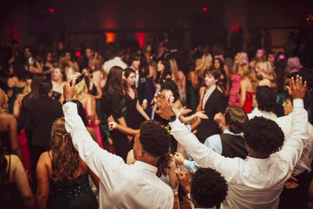 High school kids dancing at the 2025 GISD senior Vegas-themed Prom.