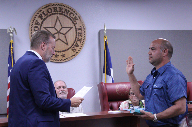 Jose Perez, right, takes the oath of office to serve on the Florence City Council as a new Alderman. Photo by Nalani Nuylan.