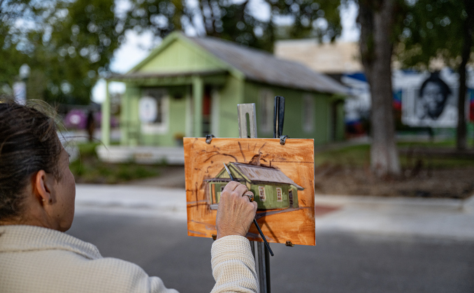 Amie Gonser, a member of the Round Rock Plein Air painting group, paints her rendition of the Shotgun House Museum at 801 West Street during GeorgetownÕs Art Stroll on Friday, October 16, 2026. The Shotgun House was built between 1920 and 1930. Photo by Andy Sharp