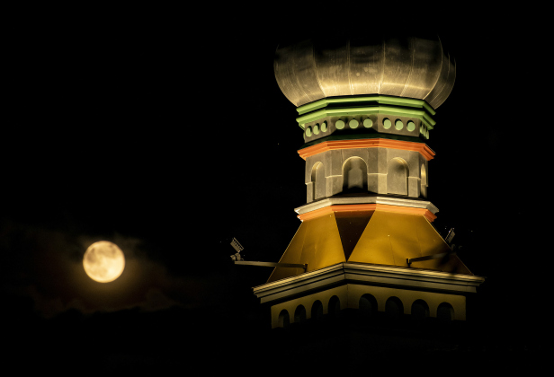 Moon rises on election night