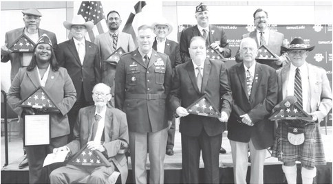 2022 Congressional Veteran Commendation award recipients stand together.