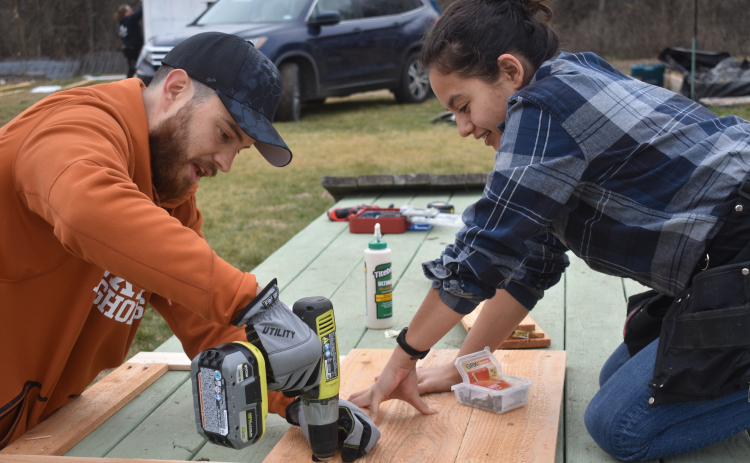 Goodwater parents Lane White and Maria Melo help construct the new coop. (Photos by Katherine Anthony)