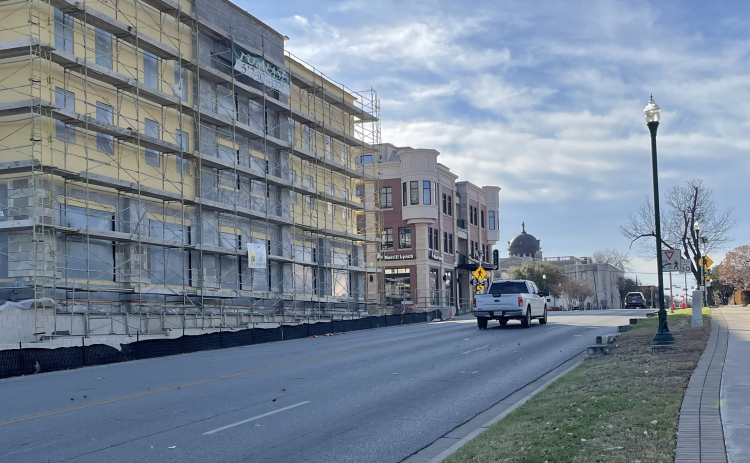 The future R Bank building on Austin Avenue downtown stands next to the Merrill Lynch office, with the historic Williamson County Courthouse in the distance. (Photo by Nicholas Cicale)