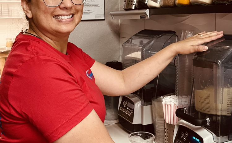 Hydrate General Manager Nicole Harris makes a smoothie. Photo by Linda Dwyer