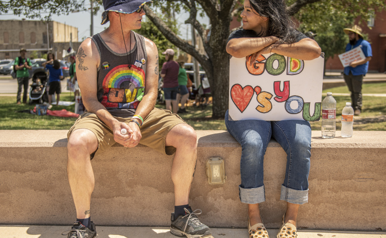 Matt Bushak, left, a member of Journey of Faith United Methodist Church in Round Rock, visits with Veneza Grillo, a member of Taylor's Christ Fellowship Church.