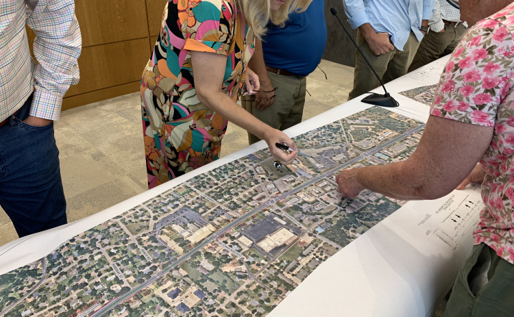 Council Member Amanda Parr and Georgetown residents examine a map of Williams Drive presented to the city council on August 22. (Photo by Kaitlyn Wilkes)