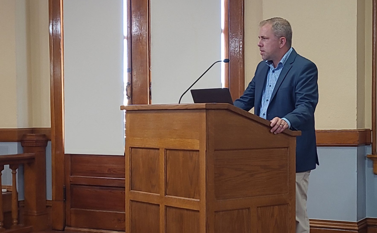 Chief Information Officer Richard Semple presents an update on the county computer-aided dispatch system Unify during Commissioners Court at the September 26 meeting. Photo by Nalani Nuylan.