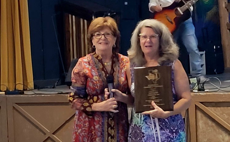 Florence Chamber of Commerce President Peggy Morse, left, presents the Citizen of the Year Award to Lesa Ragsdale, right, at the annual Chamber Gala on Saturday, September 23, in Reunion Ranch. Photo by Nalani Nuylan.