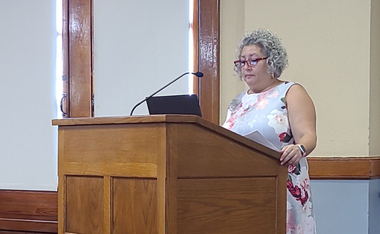 Tara Jempty, director of program eligibility and social services of the Williamson County and Cities Health District, speaks of medical problems in the county’s poorer communities at the courthouse during a September 19 meeting. Photo by Nalani Nuylan.