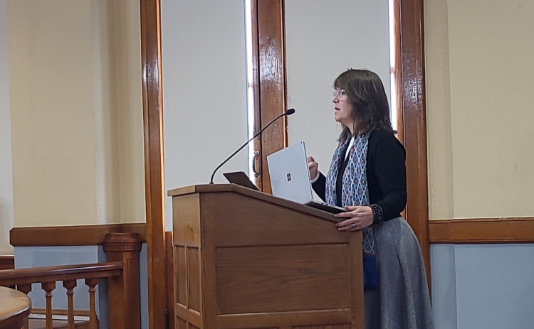 Strategic Planning Consultant Sheryl Trent reviews the Commissioners Court 2023 strategic plan during the January 23 meeting at the County Courthouse. Photo by Nalani Nuylan.