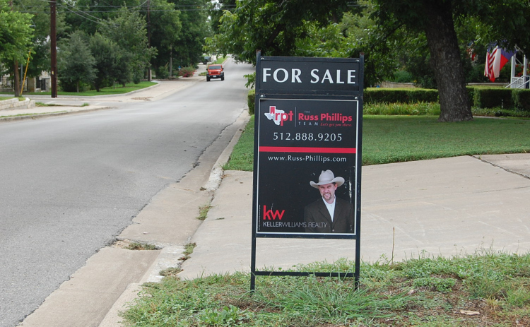 A house on East Seventh Street features a for sale sign in the yard. (Photo by Kaitlyn Wilkes)