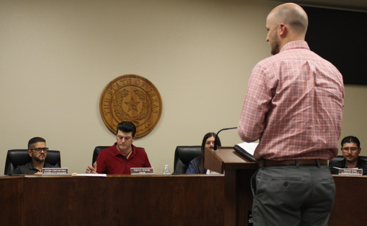 Accountant Phil Vaughan, front right, presents the city’s annual financial report to Jarrell City Council, April 1. Photo by Nalani Nuylan.