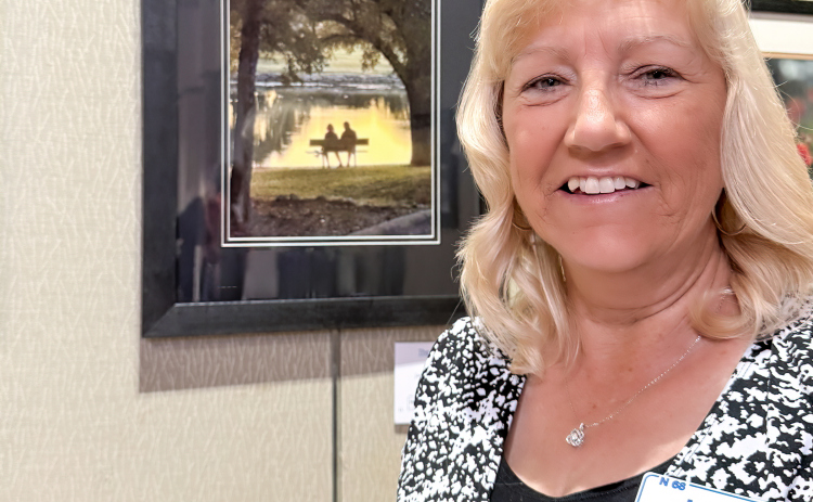 Liz Sharp, who earned a People’s Choice award at the Sun City Photo Club competition, stands with her award-winning photo. Photos courtesy Rita Johnston