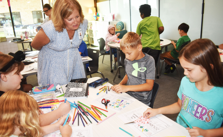 GISD’s Chief Academic Officer Heather Petruzzini visits Wolf Ranch Elementary School the first week of school in the new year. With her are students Emma Hess, Ian Blankenship, Lily Lothringer and Adia Powers.  Photo by Katherine Hamilton