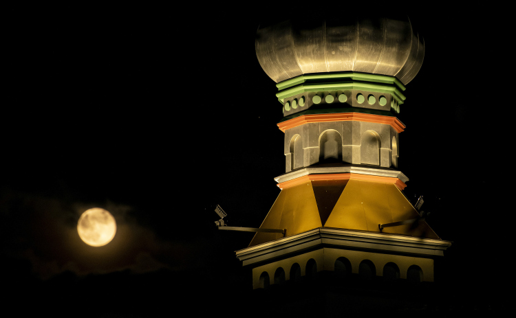 Moon rises on election night